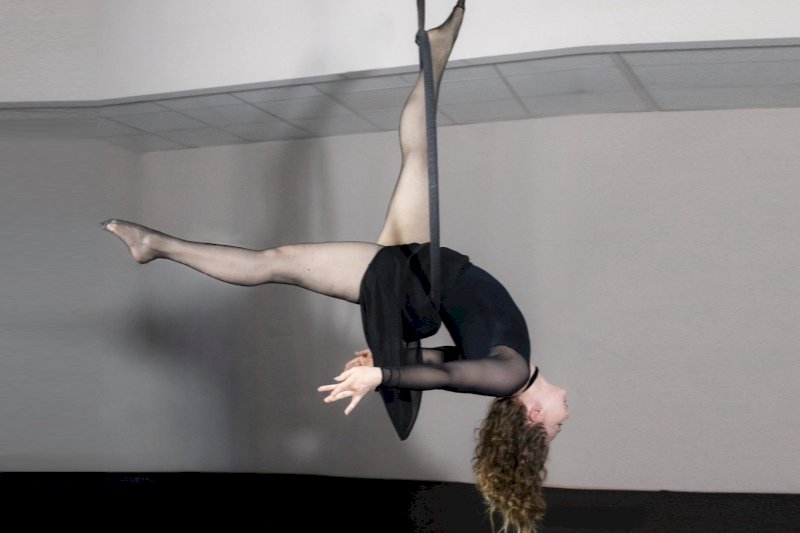 Permanentka platí pro aktivitu Aerial hoop dospělé (začátečníci + pokročilé)