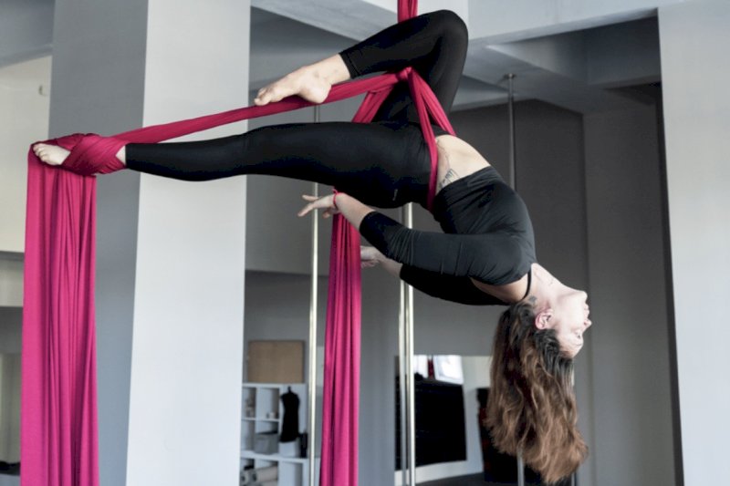 Permanentka platí pro aktivitu Aerial silks dospělé (začátečníci + pokročilé)